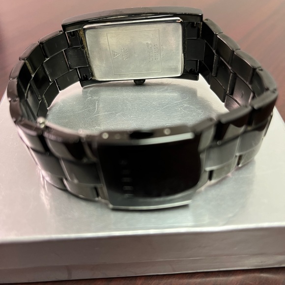 Guess Steel Mens Watch
G10610G
Black
Just needs a battery. - Picture 4 of 5